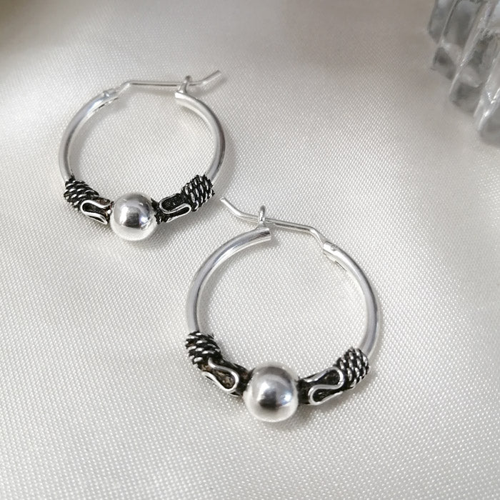 Argollas Lola de Plata 950 de 25 mm con diseño estilo Bali y esfera central pulida.