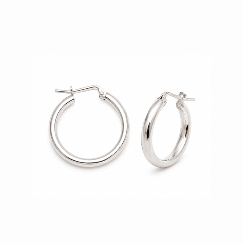 Aretes argolla clásica elaborados en Plata 950 con acabado pulido brillante y cierre de bisagra.
