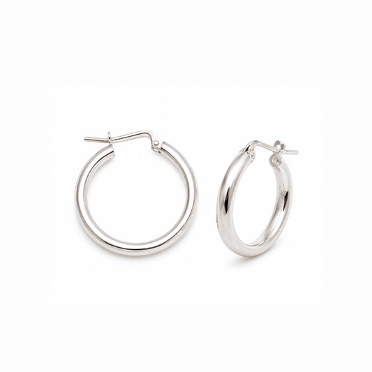 Aretes argolla clásica elaborados en Plata 950 con acabado pulido brillante y cierre de bisagra.