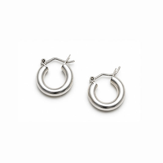 Aretes Dona de 18 mm elaborados en Plata 950 con diseño grueso, acabado pulido brillante y cierre de bisagra.