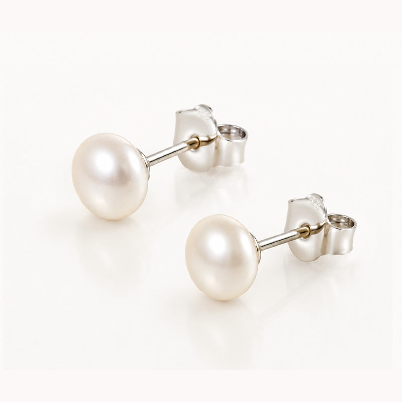 Aretes Perla Emma de Plata 925 con perla de río natural de 5 mm y acabado brillante.