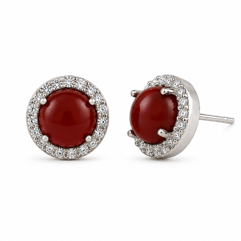 Aretes de Plata Ley 925 con ágata roja en corte cabujón y halo de circonias brillantes, diseño tipo stud de 11 mm.
