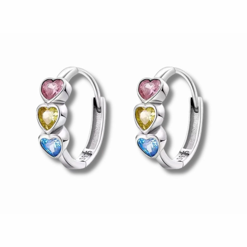 Argollas de Plata 925 con tres corazones de circonias rosa, amarilla y azul.
