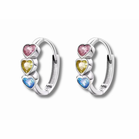 Argollas de Plata 925 con tres corazones de circonias rosa, amarilla y azul.