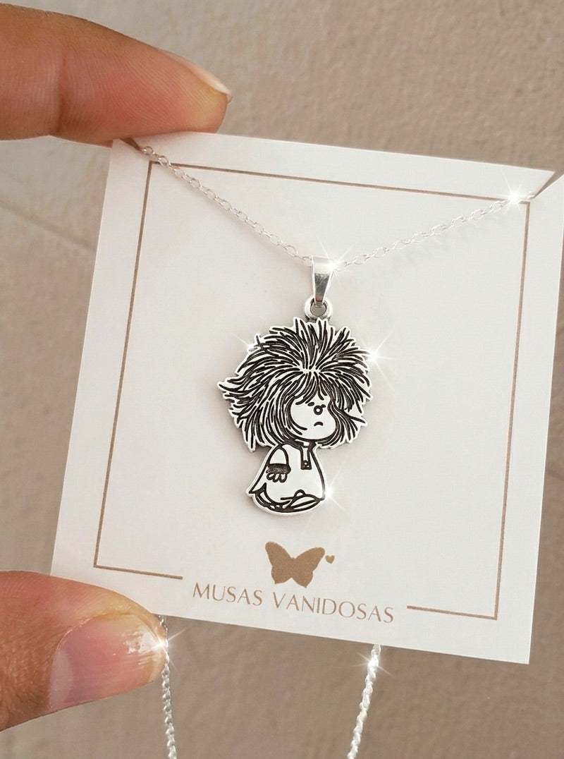 Dije Mafalda despeinada en Plata 950, una joya original y detallada para fans. Ideal para regalar o llevar siempre contigo. Compra en Musas Vanidosas.