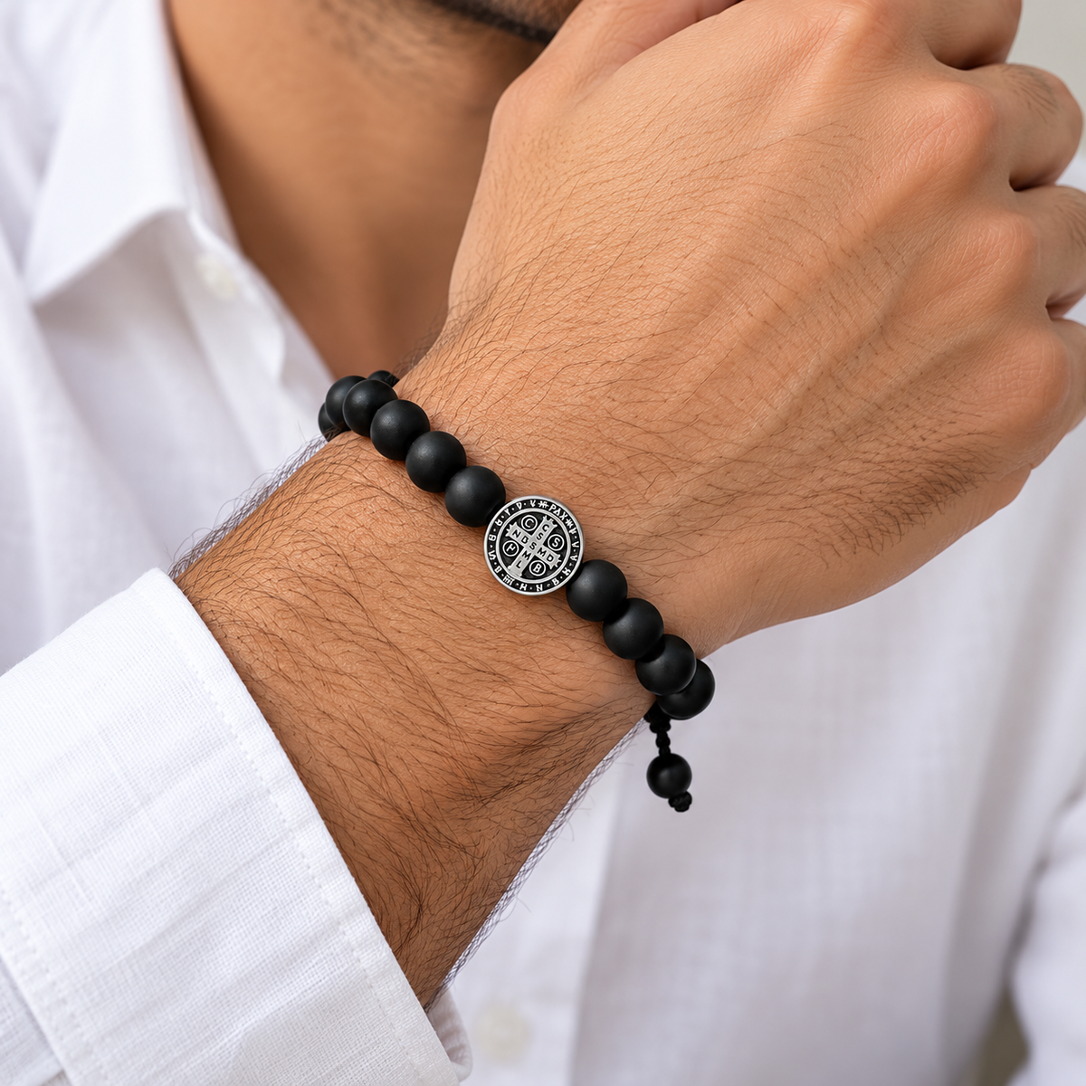 Pulsera San Benito con piedras ónix mate y medalla de plata 950.