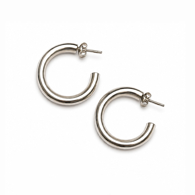 Aretes argolla tubular de Plata 950 con acabado pulido brillante, disponibles en 25 mm y 34 mm.