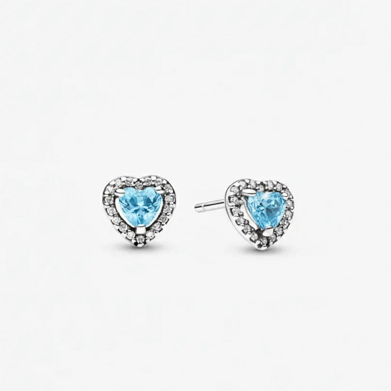 Aretes de corazón con circonia celeste y halo de circonias en Plata 925 con cierre de mariposa.