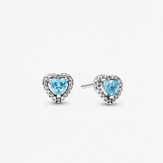 Aretes de corazón con circonia celeste y halo de circonias en Plata 925 con cierre de mariposa.