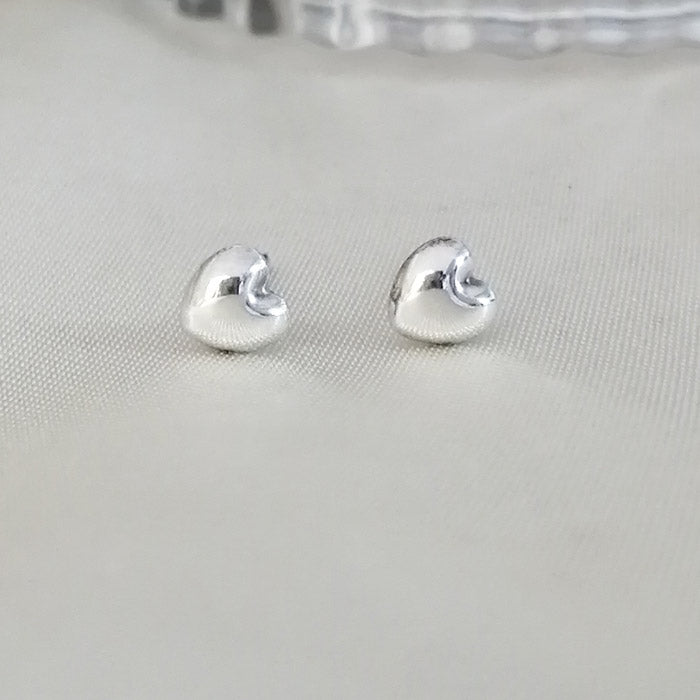 Aretes Corazón Mia de Plata 950 de 6 mm con acabado brillante y diseño minimalista.