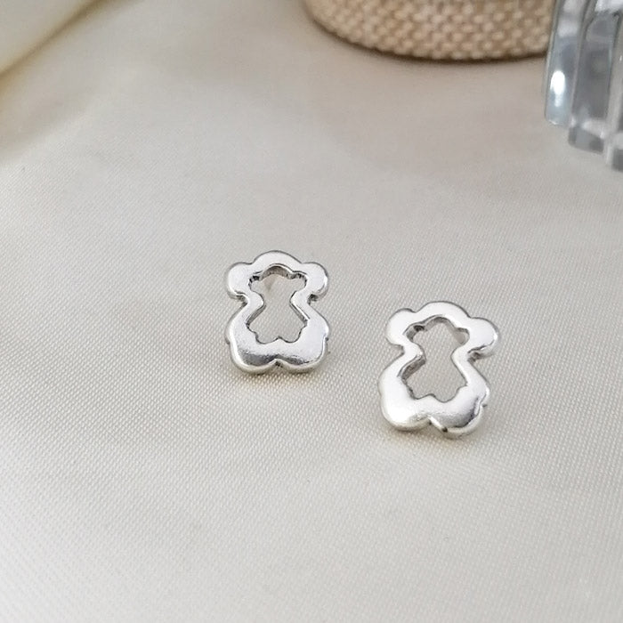 Aretes Osito Contorno de Plata 950 con acabado brillante de 11 mm x 10 mm.