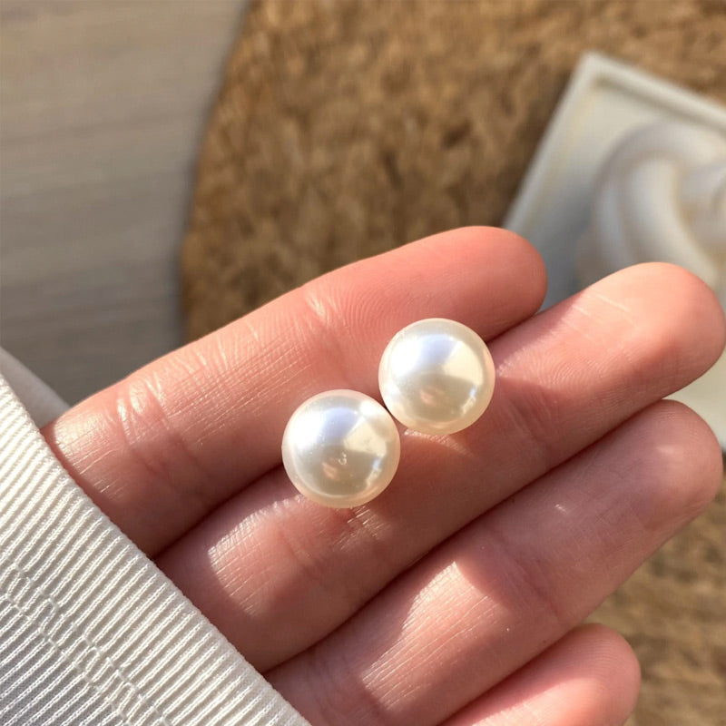 Aretes de Plata 950 con perlas japonesas premium de 12 mm, acabado brillante y diseño clásico tipo stud.