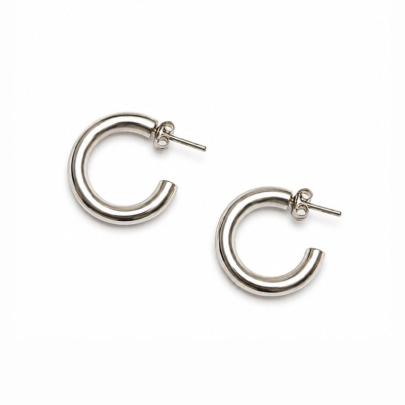 Aretes tipo argolla tubular en Plata 950 de diseño clásico y elegante.
