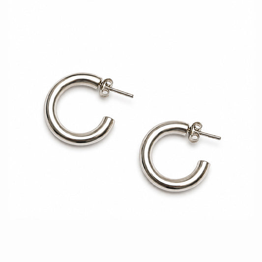 Aretes tipo argolla tubular en Plata 950 de diseño clásico y elegante.