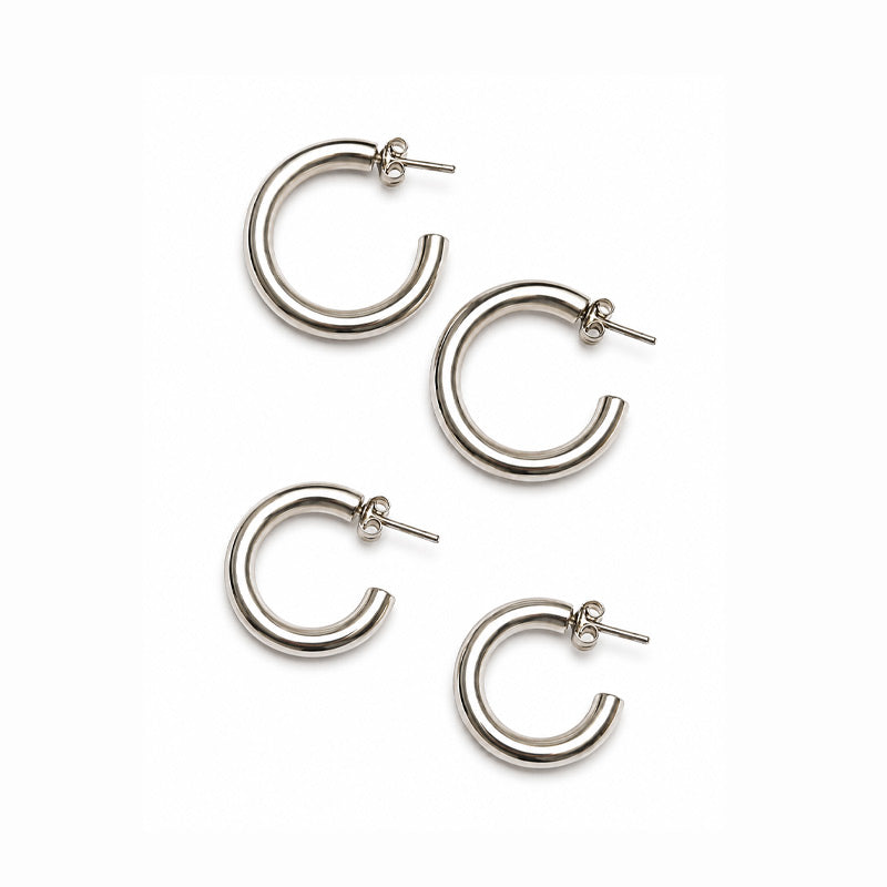 Argollas tubulares de Plata 950 con acabado espejo en medidas de 25 mm y 34 mm.
