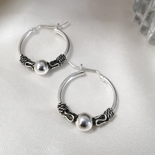 Argollas Lola de Plata 950 de 25 mm con diseño estilo Bali y esfera central pulida.