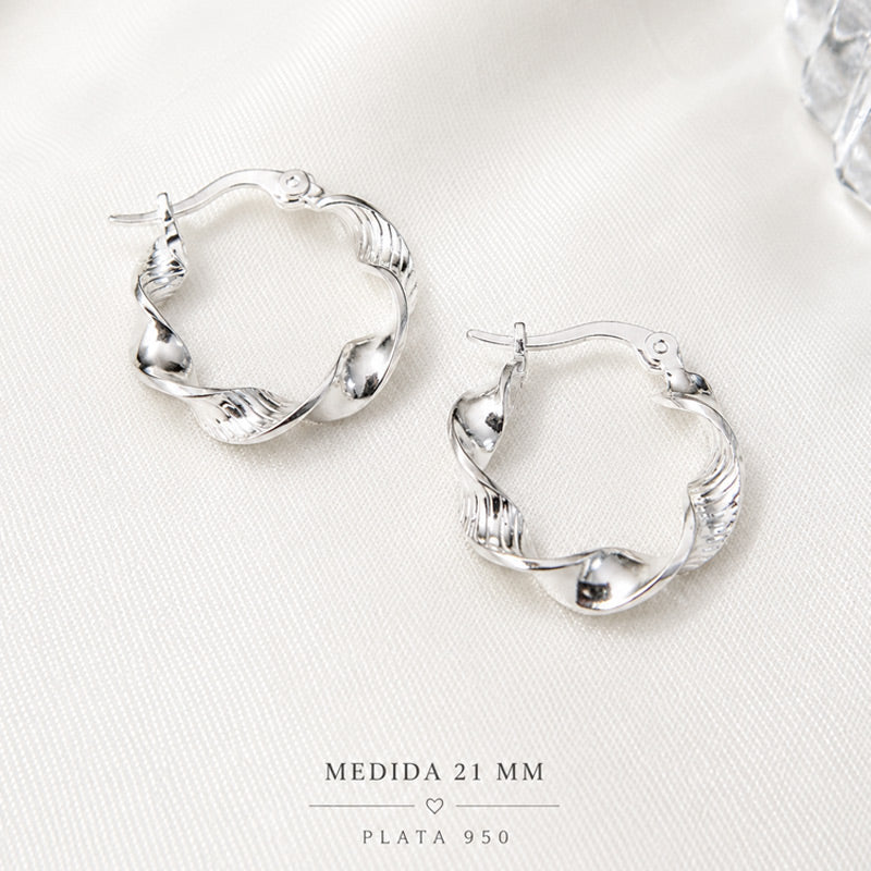 Argollas Siena de Plata 950 con diseño retorcido y acabado brillante.