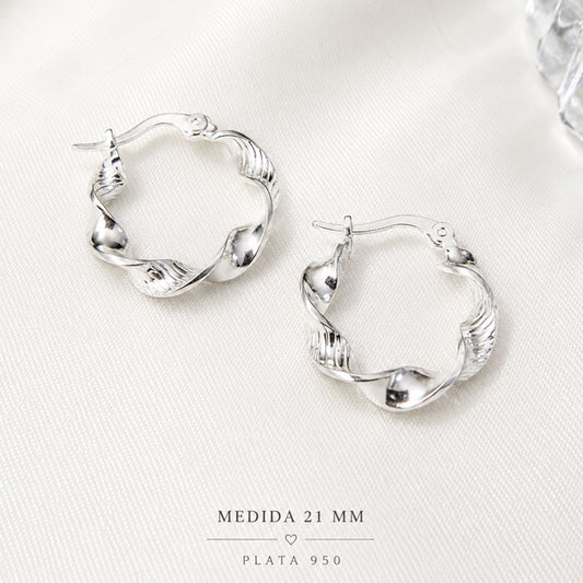 Argollas Siena de Plata 950 con diseño retorcido y acabado brillante.