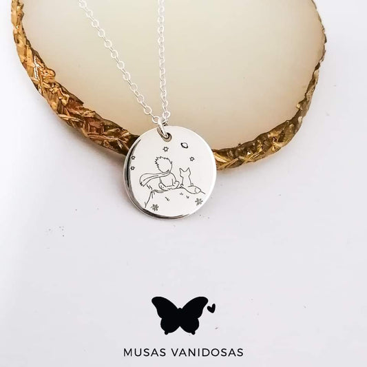 Collar El Principito en Plata 950 con dije circular grabado y cadena de plata.
