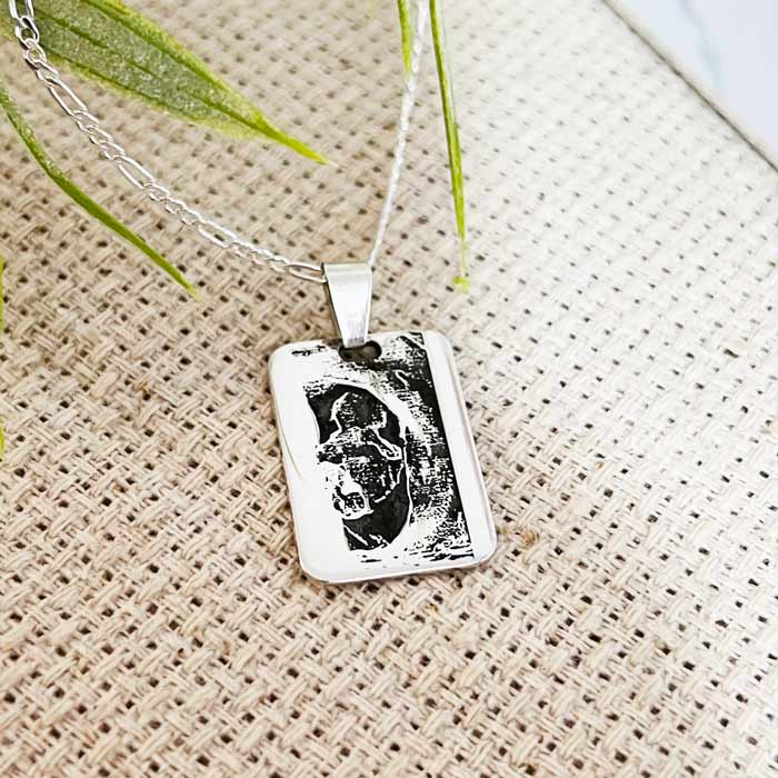 Collar fotograbado de ecografía en Plata 950 con dije rectangular y cadena delicada, joya personalizada para futura mamá.