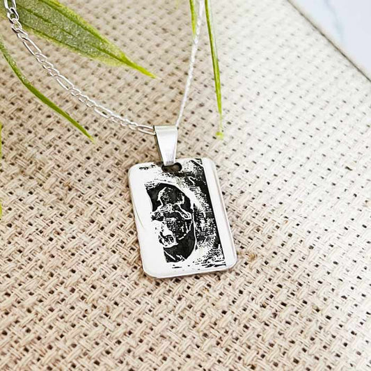 Collar fotograbado de ecografía en Plata 950 con dije rectangular y cadena delicada, joya personalizada para futura mamá.