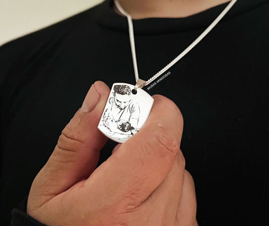 Collar fotograbado masculino en Plata 950 con dije rectangular personalizado, lucido sobre camiseta negra. Joyería para hombre de Musas Vanidosas.