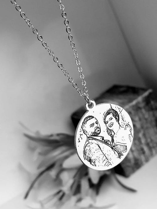 Collar de Plata 950 con dije ovalado fotograbado con una imagen familiar, cadena delicada y acabado brillante. Joya personalizada de Musas Vanidosas.