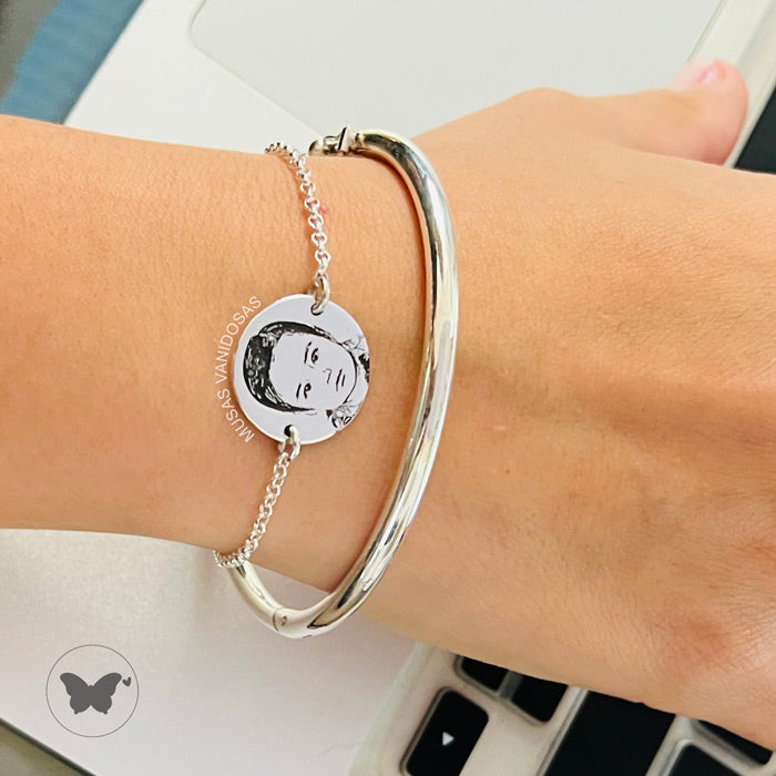 Pulsera fotograbada personalizada en Plata 950 con medallón circular y fotografía grabada, cadena delicada y acabado brillante. Joya especial de Musas Vanidosas Perú.